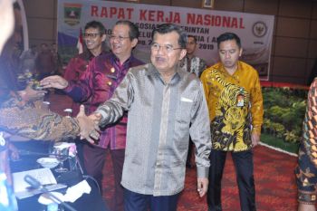 Ketua APPSI Longki Djanggola: penurunan harga tiket pesawat hanya 'basa-basi'