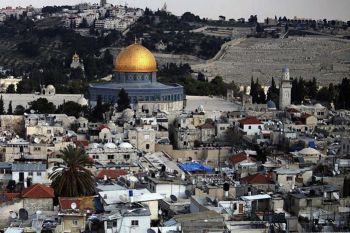 Rakyat Palestina shalat di luar masjid Al-Aqsha untuk protes penutupan