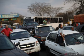 Warga Venezuela antre berjam-jam untuk mendapatkan bahan bakar