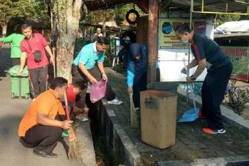 Peringati Hari Peduli Sampah, pegawai Pemkab Temanggung bersihkan kota