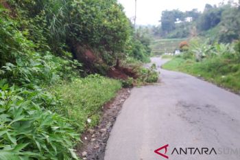 Jalan Provinsi di Agam Tertimbun Longsor