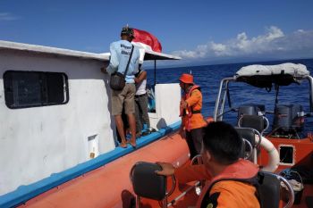 Basarnas evakuasi kapal terombang-ambing di Pulau Hari