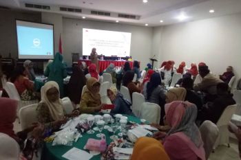 Dispar Makassar ajarkan masyarakat buat kerajinan tangan