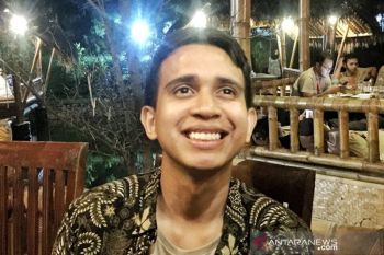 Andovi Da Lopez beri hadiah beasiswa untuk tiga mahasiswa