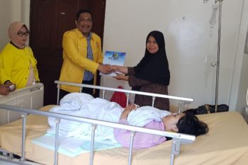 IKA Unsri beri bantuan ke mahasiswa Unsri korban kecelakaan