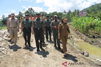 TNI dan warga perbaiki jembatan rusak di Sigi