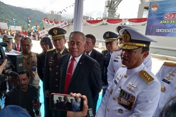 Awak KRI Teluk Lada-521 periksa KM Mina Sejati