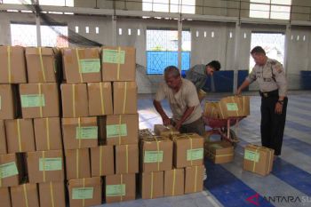 KPU Padang baru terima dua jenis surat suara