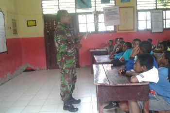 Babinsa Waropen Bawah berikan wawasan kebangsaan kepada pelajar SD