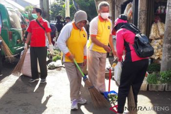 Polisi dan Bhayangkari Temanggung bersih-bersih pasar