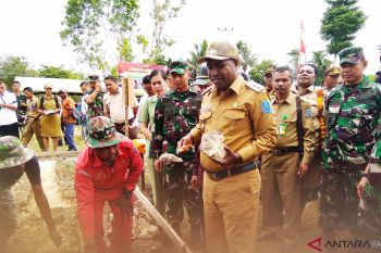TNI bangun 10 rumah untuk warga Kampung Makmakerbo