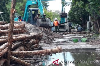 Tertundanya pengerjaan proyek drainase rugikan masyarakat Kotim