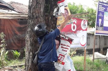 Bawaslu-Banpol PP Bandarlampung Tertibkan Apk