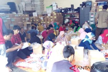 Libatkan 100 warga, KPU Dharmasraya mulai lipat surat suara pemilu