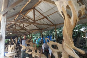 Perajin Gembol Jati Bojonegoro Kesulitan Bahan Baku
