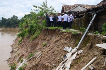 Adipati harapkan warga tepi sungai mengungsi sementara hindari longsor