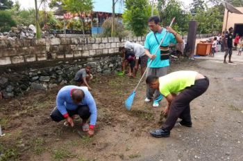 Polisi dan jemaat gereja kerja bakti bersihkan lingkungan