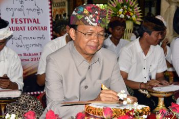 Gubernur Bali ikut "Nyurat" lontar bersama ribuan pelajar
