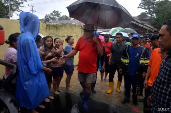 GUBERNUR SULUT TINJAU LANGSUNG LOKASI BANJIR