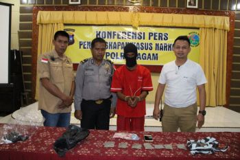 Tanpa perlawanan, personel Polres Agam tangkap pengedar ganja di rumahnya