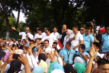Ribuan relawan "Roemah Djoeang" ikut jalan sehat bersama Prabowo