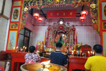 Lilin-dupa paling laris jelang Imlek di Makassar