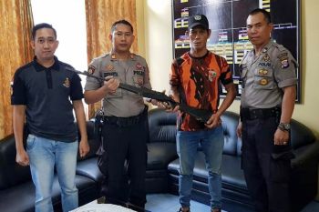 Warga Sampit serahkan senjata api temuan di ladang