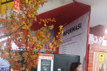 Pengelola pusat perbelanjaan Abepura bagi angpao Imlek