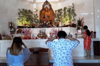 Warga keturunan Tionghoa di Papua datangi Vihara Arya Dharma