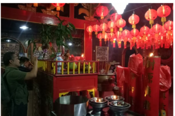 Meski Tengah Malam Vihara Dharma Bhakti Ramai Dikunjungi