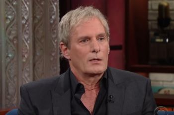Saat diwawancarai penyanyi MIchael Boton ketiduran
