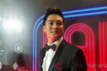 Boy William: bagus,  menyanyikan lagu "Indonesia Raya" di gedung bioskop