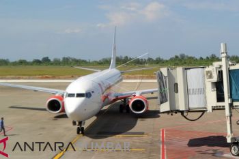 Kenaikan harga tiket pesawat jadi penyumbang inflasi di Padang