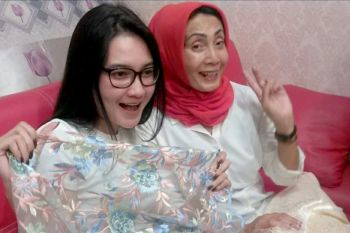 Nella Kharisma memborong kain kiloan