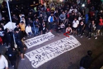 Ratusan Bobotoh unjuk rasa di Graha Persib
