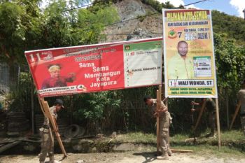Bawaslu Kota Jayapura tertibkan 100 APK pemilu