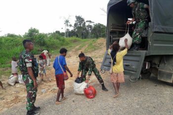 TNI kerahkan truk militer angkut warga perbatasan RI-PNG