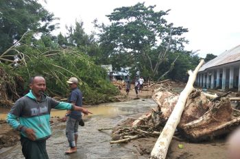 10 rumah di Mamuju terseret banjir bandang