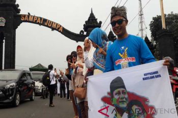 Pendukung Prabowo-Sandi aksi gandeng tangan