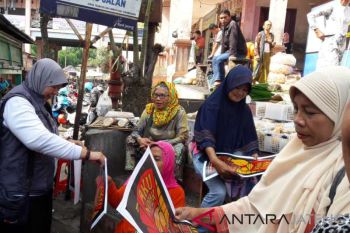Melalui gerebek pasar, Bawaslu Temanggung sosialisasikan antipolitik uang