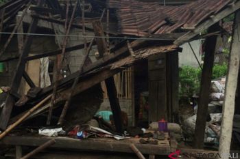 Rumah keluarga miskin jembrana roboh diterjang angin