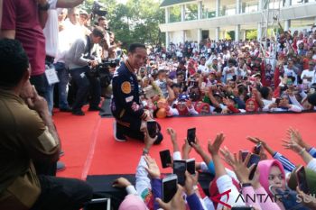 Ribuan orang Kendari ikut jalan sehat bersama jokowi