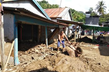 Korban banjir bandang Mamuju mulai bersihkan rumah