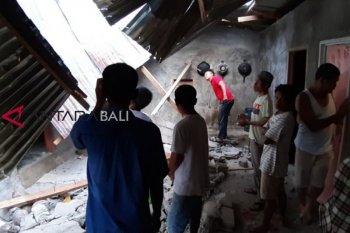 Rumah korban gempa diberi bantuan berupa bahan bangunan