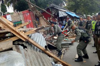 Petugas gabungan bongkar kios penjual minuman keras di Garut