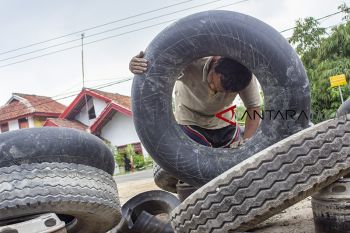 Jasa tambal ban truk