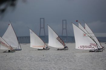 Lomba Balap Perahu Layar Tradisional