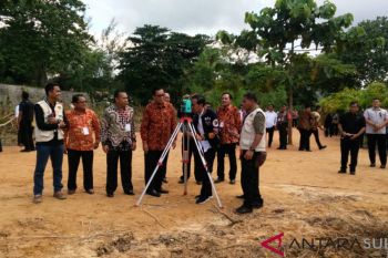Presiden pancang patok batas tanah warga di Kelurahan Bende