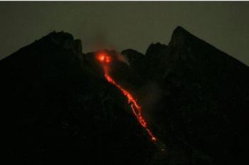 Sabtu Malam Gunung Merapi Kembali Keluarkan Awan Panas Guguran