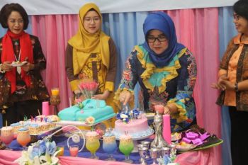 Istri Bupati Nadalsyah rayakan ultah dengan menggelar seminar